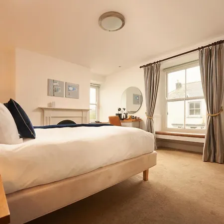 Rashleigh Arms Inn 4*